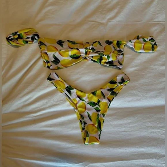 Bikinis - Picture 3 of 6